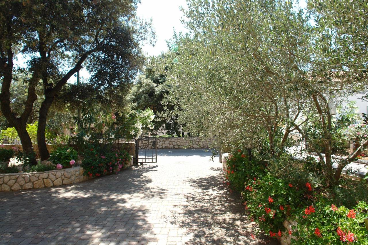 Apartments With A Parking Space Mandre, Pag - 18748 Kolan Exterior foto